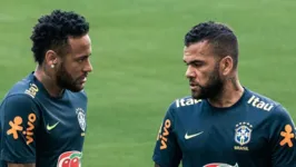 Nos bastidores, Neymar está bancando a defesa de Daniel Alves, que aguarda julgamento na Espanha.