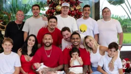 Neymar e Bruna estão lado a lado em foto de Natal.