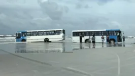 Coletivos que faziam a linha Salinas-Atalaia ficaram atolados em plena praia