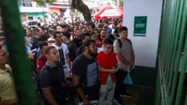 Muita expectativa antes do ingresso para a prova destinada às vagas de praça no maior concurso público da história da PM