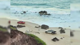 Equipes do Corpo de Bombeiros e da Polícia Militar  prestam socorro às vítimas de queda na falésia de Pipa.