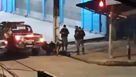 Um policial militar e um assaltante foram baleados durante troca de tiros.