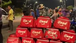 Entregadores deixaram mochilas como bloqueio na pista