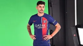 Lucas Beraldo já participou de sessão de fotos com a camisa do novo clube e live de apresentação nas redes sociais do PSG.