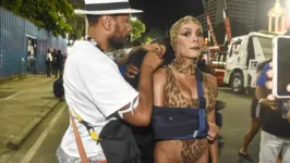 Raphaela Gomes foi fotografada com uma tipoia no braço e curativos na perna.