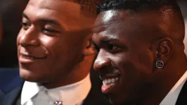 Mbappé e Vini Jr durante cerimônia de premiação da Bola de Ouro em 2023.