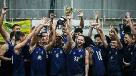 Jogadores do Remo erguem a taça do Campeonato Paraense de Basquete 2023, na noite da última quarta-feira (20), no ginásio Serra Freire.