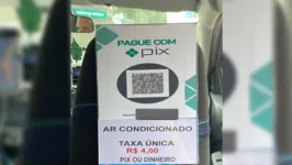 Cartaz registra cobrança em carro de aplicativo