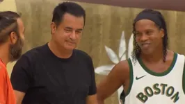 Ronaldinho ao lado de outros participantes do reality de sobrevivência Survivor, na Turquia.