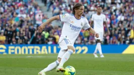 O croata Luka Modric, do Real Madrid, é um dos craques europeus que a partir de janeiro poderão assinar pré-contratos com outras equipes.