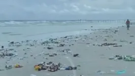 Faixa de areia da praia do Atalaina, em Salinas, amanheceu coberta de lixo no 1º dia de 2024.