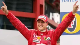 Michael Schumacher comemora vitória durante a temporada 2004 da Fórmula 1.