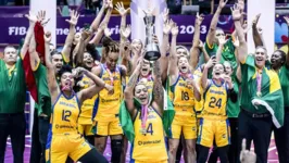 Jogadoras brasileiras comemoram o título da Copa América de Basquete 2023.