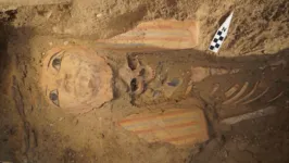 Máscara escavada em Saqqara