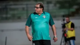 Guto Ferreira, que em 2023 foi eliminado pelo Águia enquanto comandava o Goiás, criticou o estado do gramado do Estádio Zinho Oliveira.