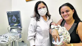 Simone Serpa com mãe e recém-nascido: teste simples e indolor, realizado em ambiente hospitalar