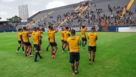 Jogadores do Clube do Remo agradecem o apoio da torcida azulina no treino aberto deste domingo (28), no Baenão.