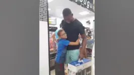 Momento em que Léo Pelé entrega o presente surpresa ao pequeno João Miguel.