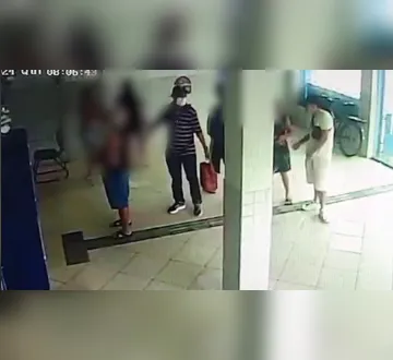 Imagem ilustrativa da imagem Vídeo: criminosos roubam lotérica e levam cerca de R$ 20 mil