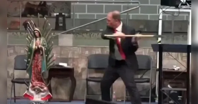 Imagem ilustrativa da notícia Vídeo: pastor evangélico destrói a machadadas santa católica