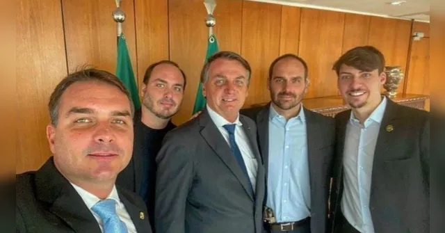 Imagem ilustrativa da notícia Filho de Bolsonaro é intimado a pagar dívida de R$ 360 mil