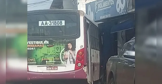 Imagem ilustrativa da notícia Susto: ônibus Arsenal invade calçada de loja em Belém 