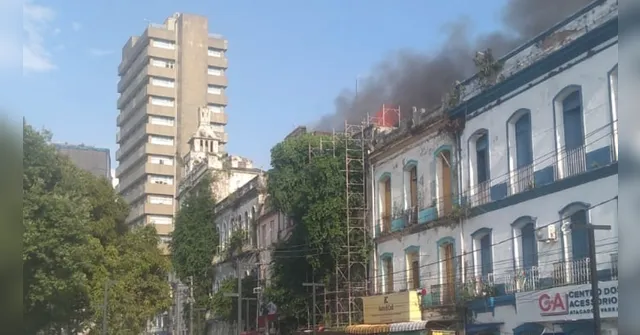 Imagem ilustrativa da notícia Bombeiros fazem rescaldo e moradores devem ir para Usipaz