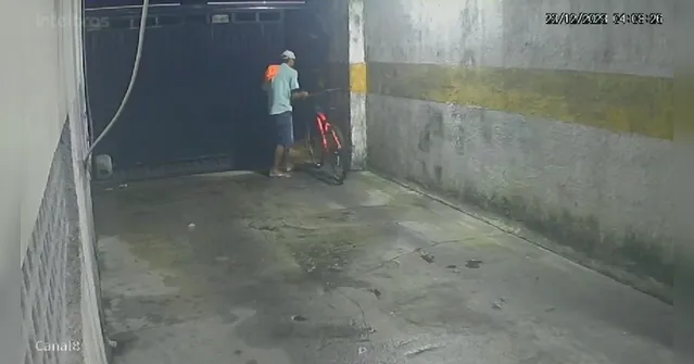 Imagem ilustrativa da notícia Vídeo: ladrão "cara de pau" furta bicicleta dentro de prédio