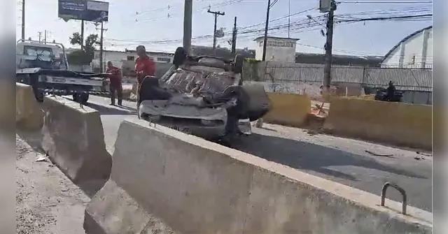 Imagem ilustrativa da notícia Vídeo: carro de passeio capota na BR-316 neste domingo