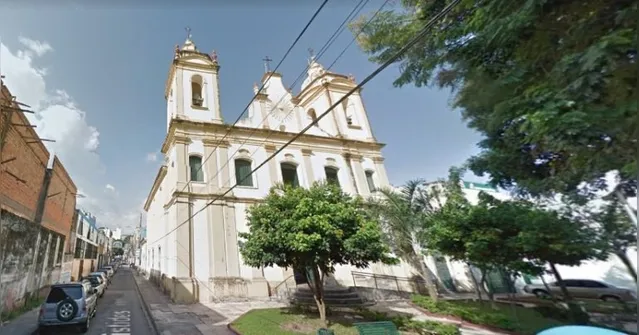 Imagem ilustrativa da notícia Acúmulo de lixo complica entrada de fiéis em igreja de Belém