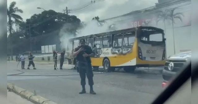 Imagem ilustrativa da notícia Augusto Montenegro: Mais um ônibus é destruído pelo fogo