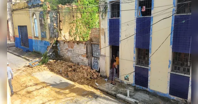 Imagem ilustrativa da notícia Casa desmorona e atinge carro no comércio de Belém