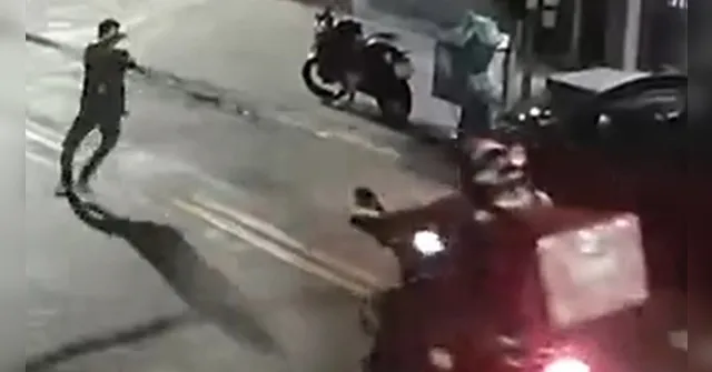 Imagem ilustrativa da notícia Vídeo: casal de entregadores tem a moto levada em Belém