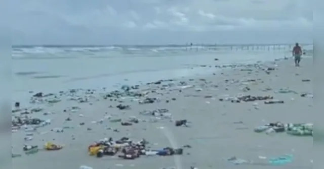 Imagem ilustrativa da notícia Vídeo: praia do Atalaia amanhece suja de lixo após Réveillon