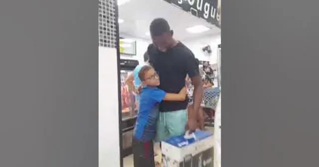 Imagem ilustrativa da notícia Zagueiro do Vasco presenteia filho de açougueiro com PS5