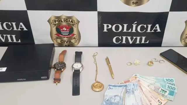 Imagem ilustrativa da notícia Resgate: idosa cai em golpe e vende R$ 11 mil em joias