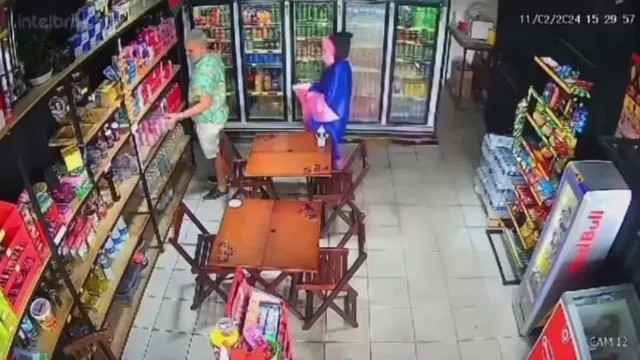 Imagem ilustrativa da notícia Vídeo: bandido fantasiado mata homem em loja de Olinda