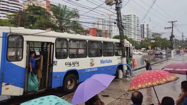 Imagem ilustrativa da notícia Ônibus perde o freio e atinge poste durante a chuva em Belém