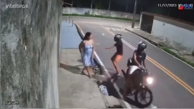 Imagem ilustrativa da notícia Vídeo: Mulher impede assalto e coloca ladrões para correr