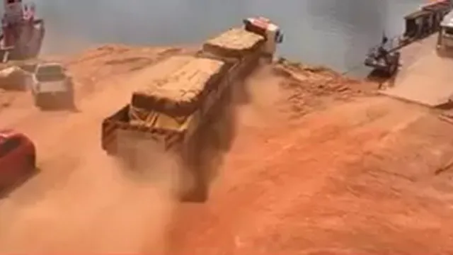 Imagem ilustrativa da notícia Vídeo: homem se joga antes de carreta cair em rio no Pará