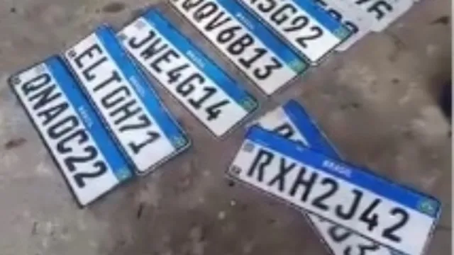 Imagem ilustrativa da notícia Homem viraliza ao mostrar placas de carro perdidas em Belém