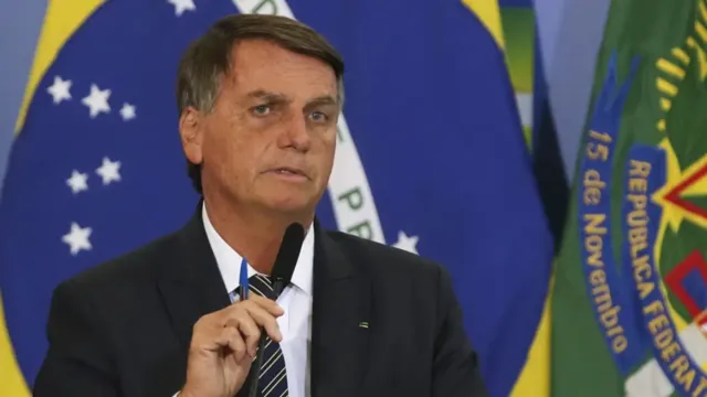 Imagem ilustrativa da notícia Bolsonaro na mira da PF tem 24 h para entregar passaporte