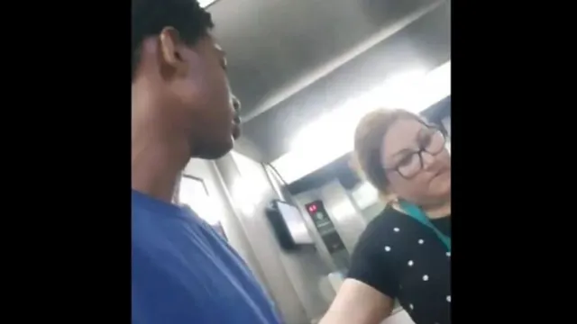 Imagem ilustrativa da notícia Vídeo: moradora impede entregador de subir em elevador no RJ