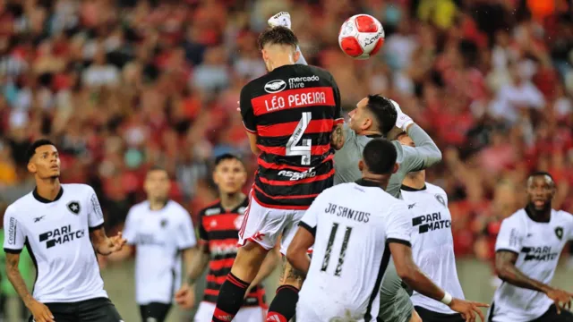 Imagem ilustrativa da notícia Flamengo marca no fim e vence o Botafogo após jogo ruim