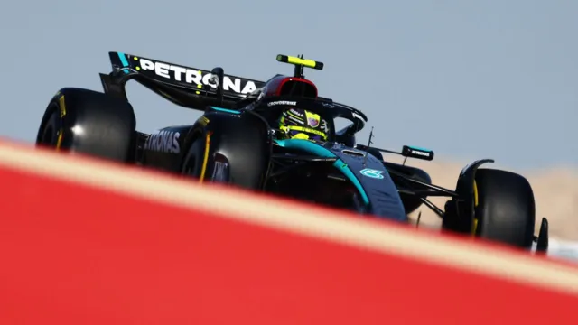 Imagem ilustrativa da notícia F1: Hamilton lidera treinos livres no GP do Bahrein