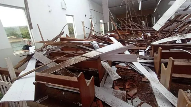 Imagem ilustrativa da notícia Teto de igreja cai durante missa e deixa 80 feridos em MG
