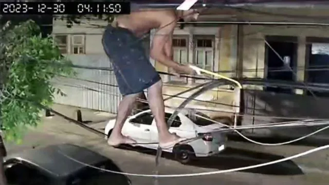 Imagem ilustrativa da notícia Vídeo: ladrão cai ao tentar roubar fiação elétrica no RJ