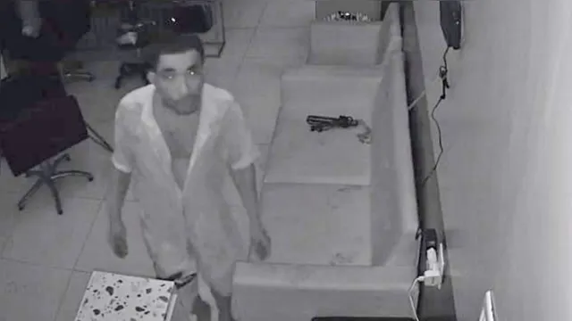 Imagem ilustrativa da notícia Vídeo: ladrão invade salão de beleza em Belém e faz a limpa