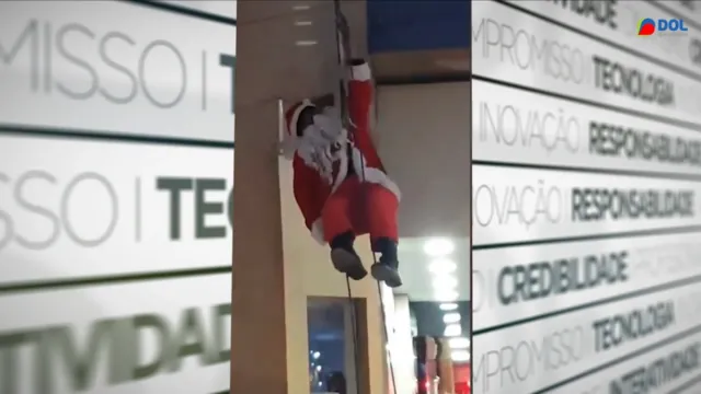 Imagem ilustrativa da notícia Vídeo: chegada de Papai Noel é marcada por acidente em rapel