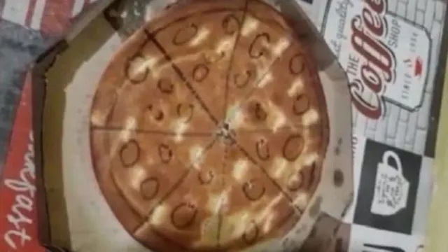 Imagem ilustrativa da notícia Pizzaria entrega pizza de papelão após receber PIX falso